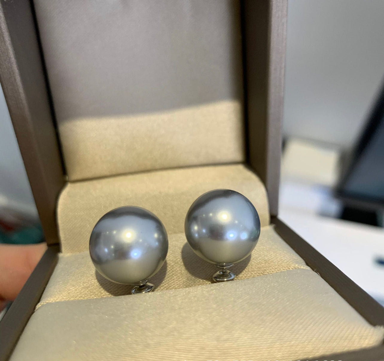 High-end cool feeling 12m gray round glass bead earrings