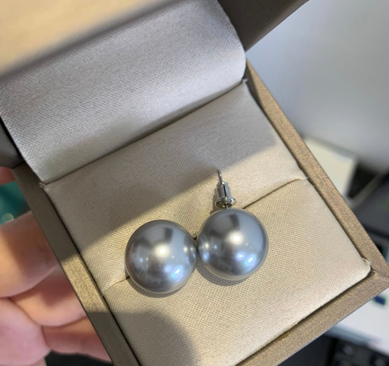 High-end cool feeling 12m gray round glass bead earrings