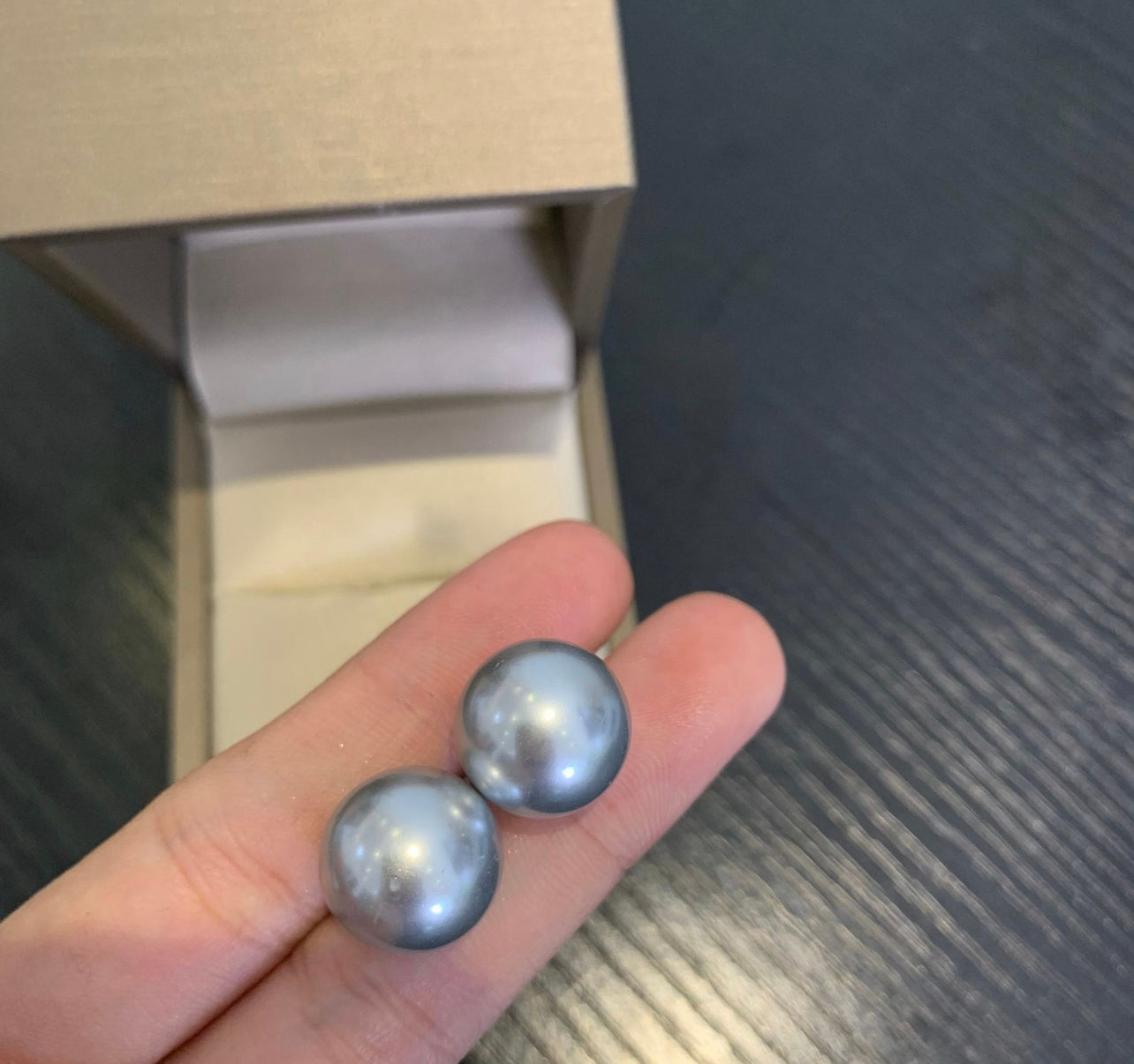 High-end cool feeling 12m gray round glass bead earrings