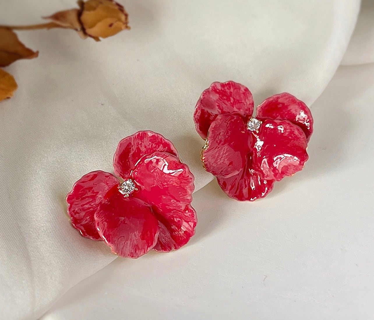 Artistic flavor—three-dimensional petal earrings