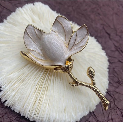 Elegant white magnolia flower brooch (high-end, fashionable jewelry)