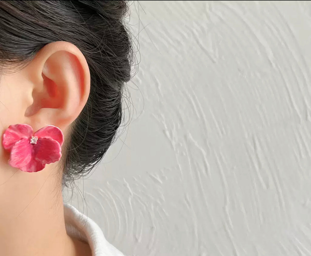 Artistic flavor—three-dimensional petal earrings