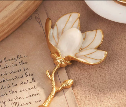 Elegant white magnolia flower brooch (high-end, fashionable jewelry)