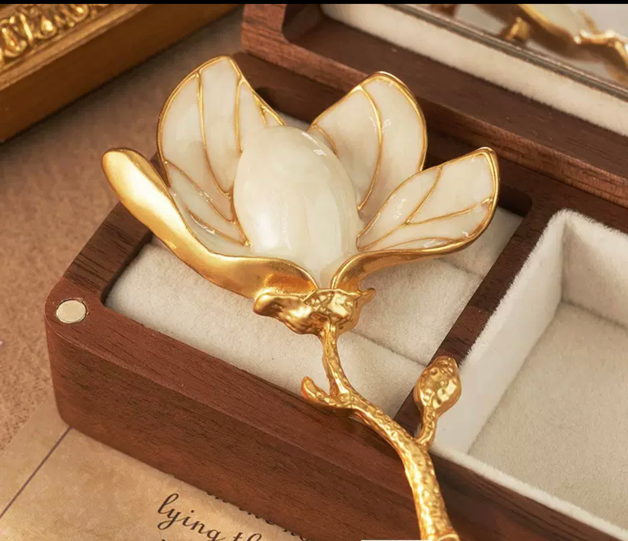 Elegant white magnolia flower brooch (high-end, fashionable jewelry)