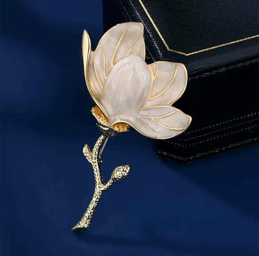 Elegant white magnolia flower brooch (high-end, fashionable jewelry)